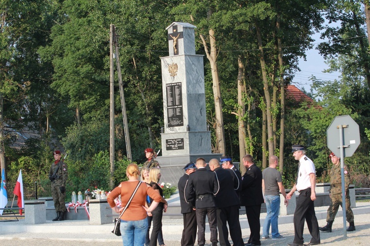 Pomnik w Ćwikowie jak nowy