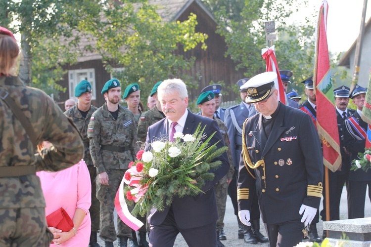 Pomnik w Ćwikowie jak nowy