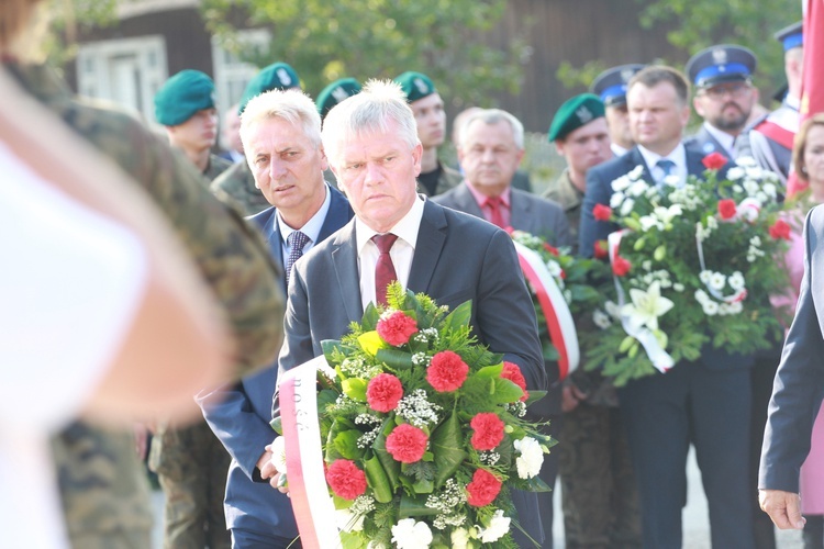 Pomnik w Ćwikowie jak nowy