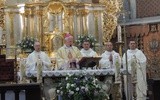Mszę św. z biskupem koncelebrowali księża z kurii odpowiedzialni w diecezji za katechezę.