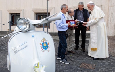 Papież otrzymał w prezencie biały skuter Vespa