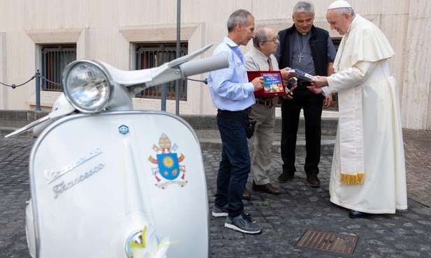 Papież otrzymał w prezencie biały skuter Vespa