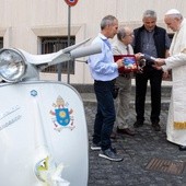 Papież otrzymał w prezencie biały skuter Vespa