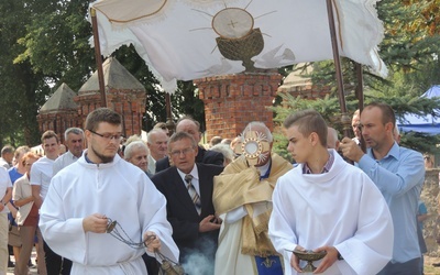 Procesja eucharystyczna wokół kościoła w Mnichu