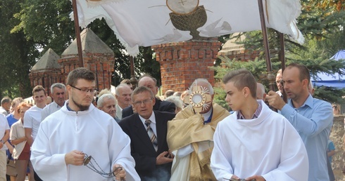 Procesja eucharystyczna wokół kościoła w Mnichu