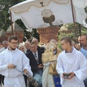 Procesja eucharystyczna wokół kościoła w Mnichu