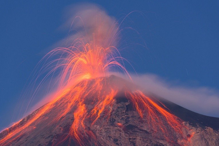 26 erupcji Wulkanu Ognia tylko w niedzielę