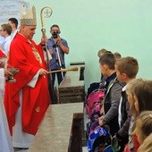 Bp Piotr Greger pobłogosławił pierwszoklasistów i przyniesione przez nich tornistry