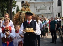 Dożynkowy korowód wyruszył z kościoła, a na jego czele starostowie dożynek Iwona Kowalczyk i Janusz Paluch