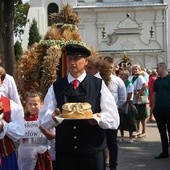 Dożynkowy korowód wyruszył z kościoła, a na jego czele starostowie dożynek Iwona Kowalczyk i Janusz Paluch