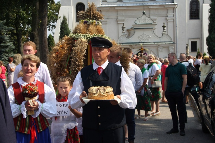 Dożynkowy korowód wyruszył z kościoła, a na jego czele starostowie dożynek Iwona Kowalczyk i Janusz Paluch