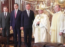 ▲	Metropolita z prezydentem i premierem na tle Bursztynowego Ołtarza Ojczyzny.