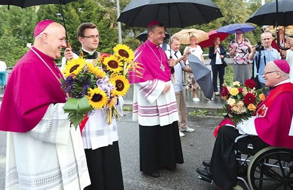 Powitanie biskupów (od lewej): bp Piotr Greger, bp Roman Pindel i bp Franciszek Lobkowicz.