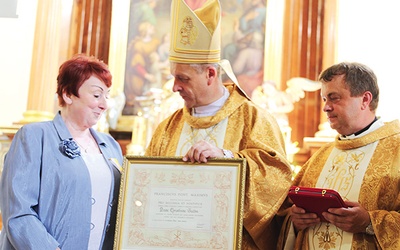 Laureatka odebrała odznaczenie i papieski dyplom.