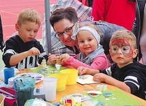 W kąciku zajęć dla najmłodszych pomagali także młodzi z Kamesznicy.