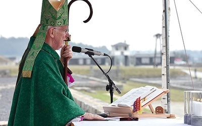 ▲	Biskup Ignacy podczas głoszenia homilii w Muzeum Gross-Rosen w Rogoźnicy.