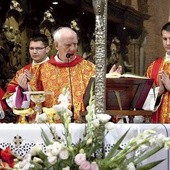 ▲	Biskup w czasie Mszy św. w archikatedrze wrocławskiej.