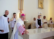Ołtarz konsekrował biskup sandomierski.