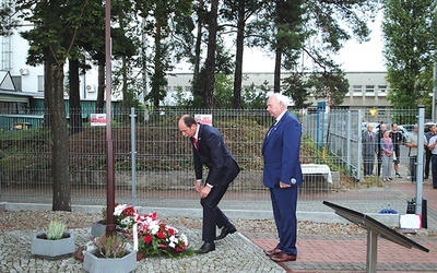 Kwiaty składają Andrzej Kaczmarek i Henryk Szostak.