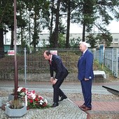 Kwiaty składają Andrzej Kaczmarek i Henryk Szostak.