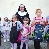 Siostra Elżbieta Kot, franciszkanka Rodziny Maryi,  cieszy się z prezentów razem z najmłodszymi.