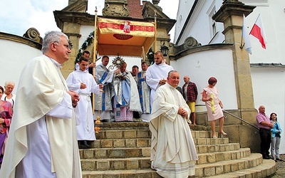 W Szczyrzycu podczas uroczystości odpustowej pod przewodnictwem kard. Stanisława Dziwisza. Z prawej opat  o. Dominik Chucher.