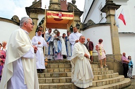 W Szczyrzycu podczas uroczystości odpustowej pod przewodnictwem kard. Stanisława Dziwisza. Z prawej opat  o. Dominik Chucher.