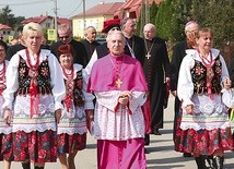 	W drodze do kościoła w Jadownikach Mokrych.