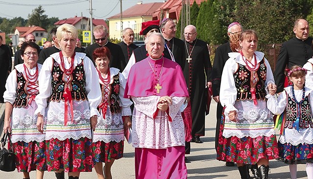 	W drodze do kościoła w Jadownikach Mokrych.