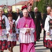 	W drodze do kościoła w Jadownikach Mokrych.