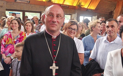 Abp Wojciech Polak wśród jamneńskich pielgrzymów.