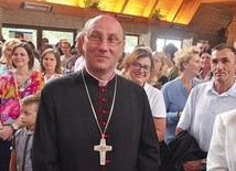 Abp Wojciech Polak wśród jamneńskich pielgrzymów.