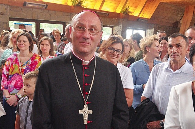 Abp Wojciech Polak wśród jamneńskich pielgrzymów.