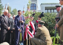 ►	Mateusz Morawiecki i inni uczestnicy obchodów zasadzili przed świątynią NMP Matki Kościoła  Dąb Wolności.