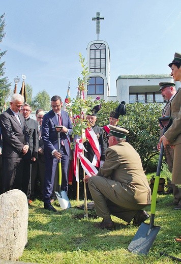 ►	Mateusz Morawiecki i inni uczestnicy obchodów zasadzili przed świątynią NMP Matki Kościoła  Dąb Wolności.