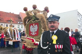 Wieńce nawiązywały do 100. rocznicy odzyskania niepodległości.