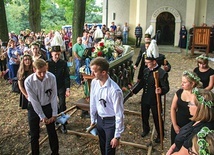 ▲	 Rozpoczyna się procesja Zaśnięcia Matki Bożej.