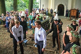 ▲	 Rozpoczyna się procesja Zaśnięcia Matki Bożej.