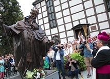 Dwumetrowy monument z brązu to dzieło rzeźbiarza Artura Wochniaka.  Kosztował 100 tys. zł.