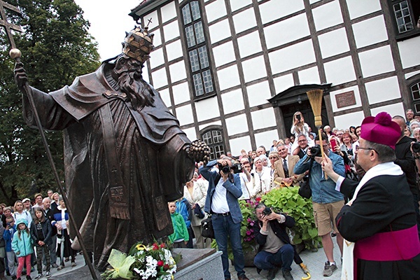 Dwumetrowy monument z brązu to dzieło rzeźbiarza Artura Wochniaka.  Kosztował 100 tys. zł.