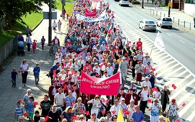 Maszerujący składali w ten sposób świadectwo wiary w Jezusa Chrystusa.