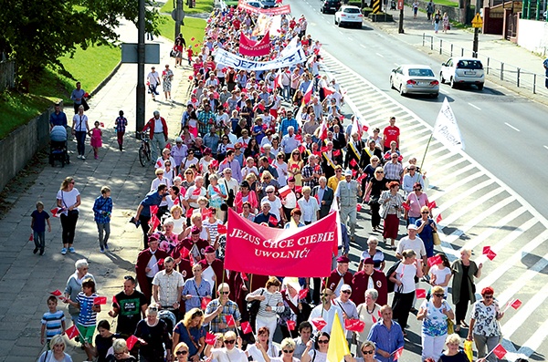 Maszerujący składali w ten sposób świadectwo wiary w Jezusa Chrystusa.