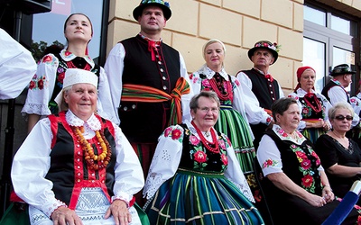 Siedzą od lewej: Czesława Kaczyńska, Janina Kuczek i Zofia Mycka.