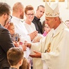 ▲	Biskup Andrzej wręcza świece rodzinom, które wstępują do Domowego Kościoła.