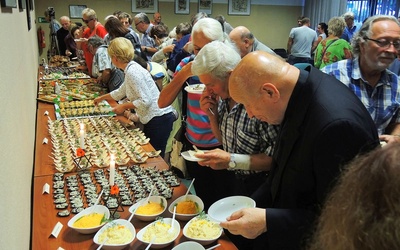 Uczestnicy kulinarnego spotkania mieli okazję degustować potrawy kuchni żydowskiej i myśliwskiej