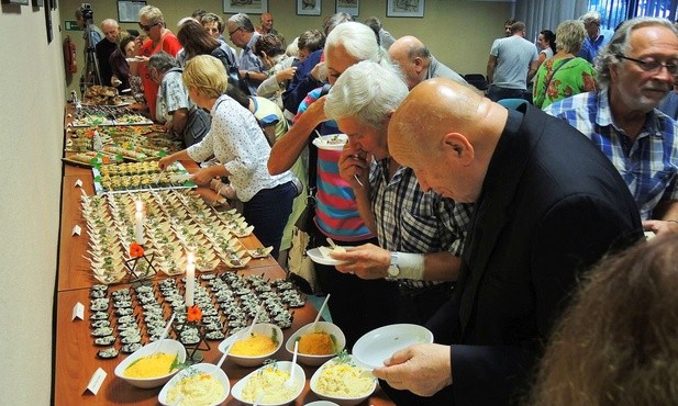 Uczestnicy kulinarnego spotkania mieli okazję degustować potrawy kuchni żydowskiej i myśliwskiej