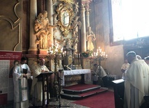 Biskup Ignacy w czasie Mszy św. w kaplicy cudownego obrazu Matki Bożej Świdnickiej.