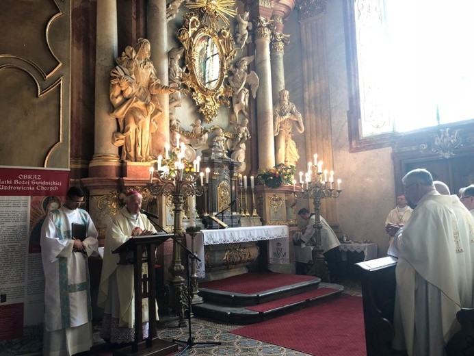 Biskup Ignacy w czasie Mszy św. w kaplicy cudownego obrazu Matki Bożej Świdnickiej.