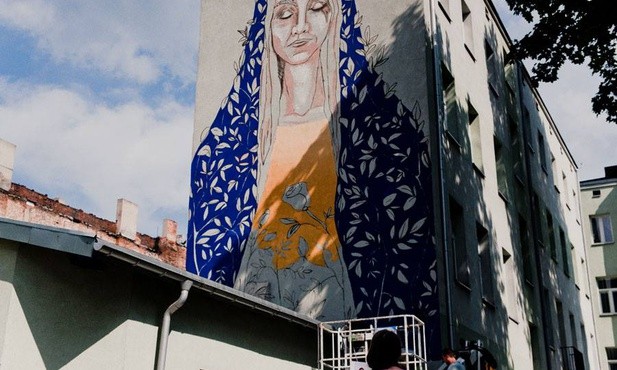 Monumentalny mural Maryi powstaje w Łodzi