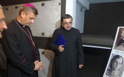 Bp Roman Pindel i ks. Grzegorz Gruszecki podczas modlitwy w krypcie Habsburgów